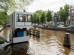 Menginap di Hotel Anti Banjir, Bagaimana Rasanya?