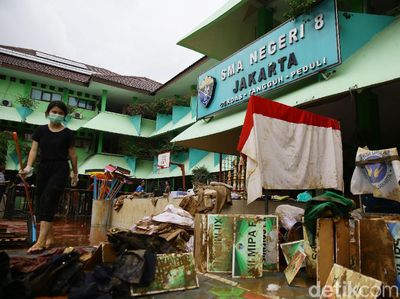 Ramai-ramai Bersihkan Sekolah Terdampak Banjir