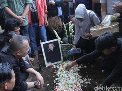 Isak Tangis Iringi Pemakaman Maestro Jaipongan Gugum Gumbira