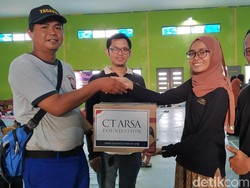 CT ARSA Foundation Serahkan Bantuan untuk Korban Banjir Lebak