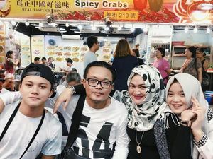 Lebaran Kedua, Sule dan Anak-anak Ziarah ke Makam Lina Lebaran Kedua, Sule dan Anak-anak Ziarah ke Makam Lina