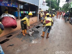 Video Denyut Pertokoan di Cipinang Melayu Usai Banjir Surut