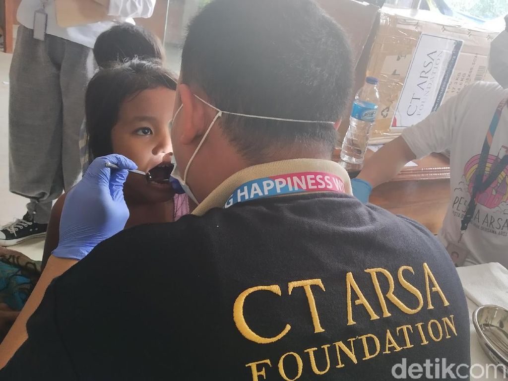 Bahagianya Anak Korban Banjir Lebak Diperiksa Gigi Tim CT ARSA Foundation