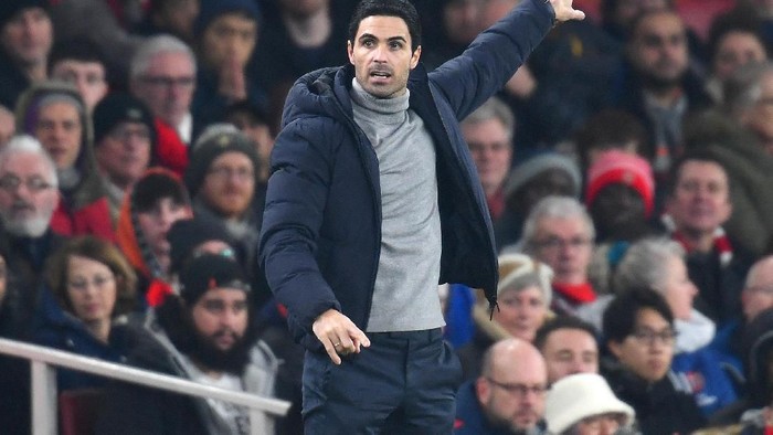 LONDON, ENGLAND - JANUARY 01: Mikel Arteta, Manager of Arsenal gives his team instructions during the Premier League match between Arsenal FC and Manchester United at Emirates Stadium on January 01, 2020 in London, United Kingdom. (Photo by Clive Mason/Getty Images)