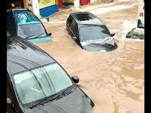 Video Saksi Mata soal Mobil Terseret Arus Banjir di Ciledug