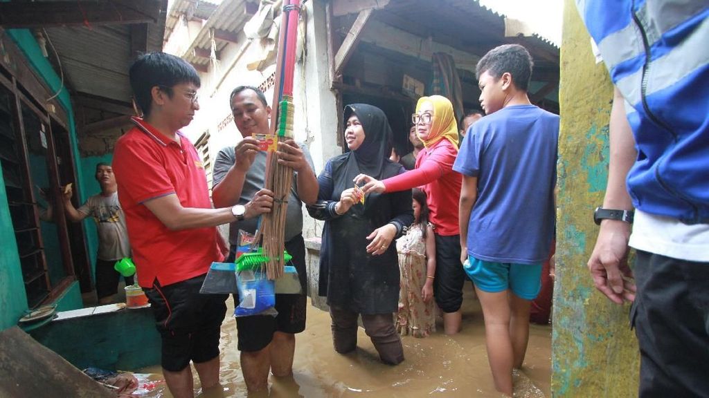 Bantuan Alat Kebersihan untuk Korban Banjir Bantuan Alat Kebersihan untuk Korban Banjir