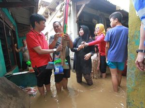 Bantuan Alat Kebersihan untuk Korban Banjir
