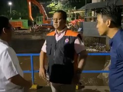 Malam-malam, Anies Cek Tanggul Latuharhari-Pintu Air Manggarai Pascabanjir