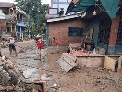 Tangani Lumpur Sisa Banjir, Walkot Bekasi: Kita Sewa Truk dan Backhoe