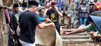 Proses pemakaman mantan istri Sule