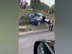 Video Ferrari Seruduk Mobilio di Tol JORR Saat Konvoi