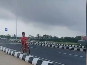 Bocah yang Viral Sepedaan di Median Exit Tol Pekalongan Ngaku Iseng Bocah yang Viral Sepedaan di Median Exit Tol Pekalongan Ngaku Iseng