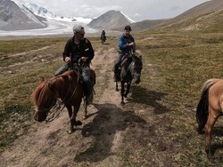 Ayah Ajak Putranya Keliling Mongolia agar Lepas dari Kecanduan Gadget