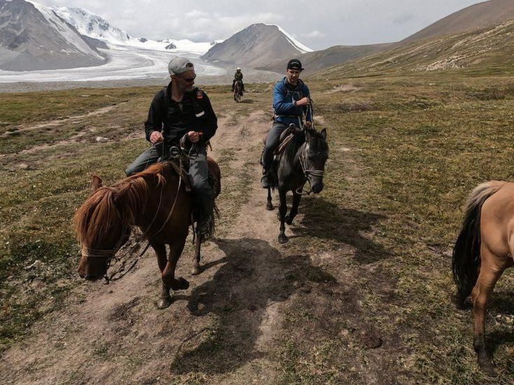 Ayah Ajak Putranya Keliling Mongolia agar Lepas dari Kecanduan Gadget