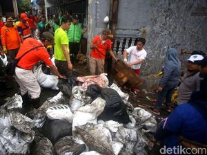 Warga dan Petugas Gabungan Gotong Royong Bersihkan Sisa Banjir Warga dan Petugas Gabungan Gotong Royong Bersihkan Sisa Banjir