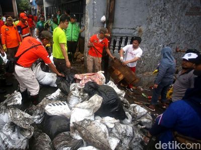 Warga dan Petugas Gabungan Gotong Royong Bersihkan Sisa Banjir