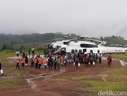 Desa Sukajaya Bogor Terisolir, Jokowi Kirim 6.000 Paket Sembako Pakai Heli