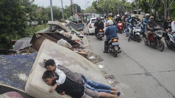 Sampah Sisa Banjir Menumpuk di Pinggir Jalanan Bekasi