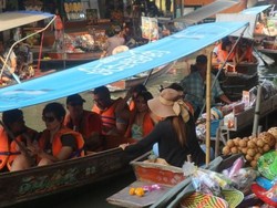 Foto: Pasar Terapung di Thailand Berusia 153 Tahun