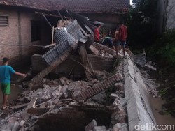 Tembok Roboh Timpa 2 Orang Saat Hujan Deras Guyur Kediri