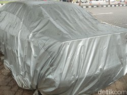 Melihat Lebih Dekat Mobil BMW yang Terparkir 4 Tahun di Bandara Ngurah Rai