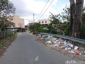 Tumpukan Sampah Berjejer di Jalan Mabar Medan Dikeluhkan Warga