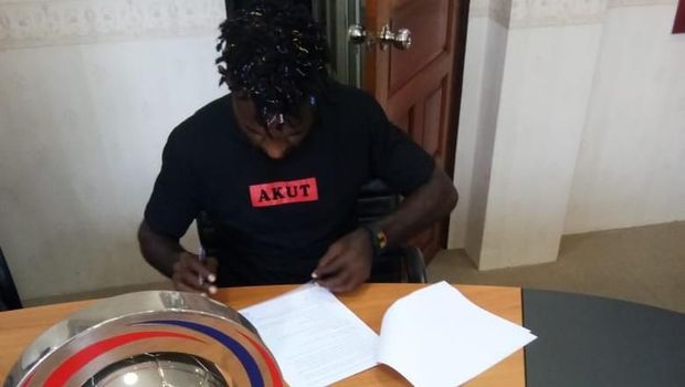 Yanto Basna Resmi Gabung PT Prachuap FC
