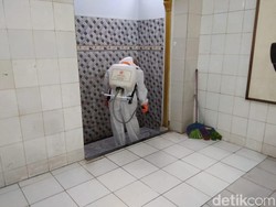 Video PMI Semprotkan Disinfektan di Lokasi Banjir Petamburan
