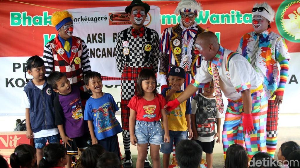 Aksi Para Badut Hibur Anak-anak Korban Banjir di Jakarta Aksi Para Badut Hibur Anak-anak Korban Banjir di Jakarta