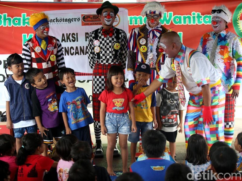 Aksi Para Badut Hibur Anak-anak Korban Banjir di Jakarta Aksi Para Badut Hibur Anak-anak Korban Banjir di Jakarta