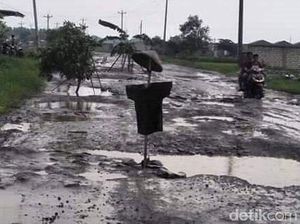 Protes Jalan Berlubang Warga Rembang Pasang Orang-orangan Sawah