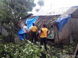 Polisi dan TNI Kerja Bakti Bantu Warga Probolinggo Terdampak Puting Beliung