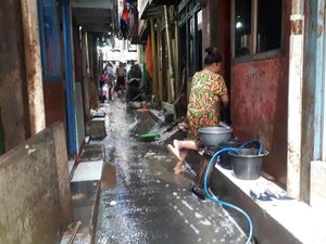 Warga Kampung Melayu Bertahan di Rumah Saat Banjir: Kebiasaan Tak Ngungsi Warga Kampung Melayu Bertahan di Rumah Saat Banjir: Kebiasaan Tak Ngungsi