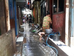 Warga Kampung Melayu Bertahan di Rumah Saat Banjir: Kebiasaan Tak Ngungsi