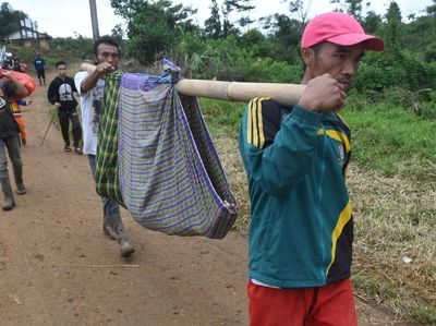 Warga Korban Longsor di Desa Sukajaya Bogor Mengungsi