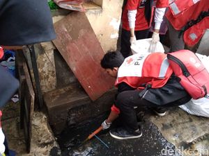 Banjir Surut di Petamburan, PMI Semprot Disinfektan untuk Bunuh Kuman