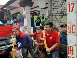 Damkar Dikerahkan Bantu Bersihkan Lumpur Sisa Banjir di Pengadegan