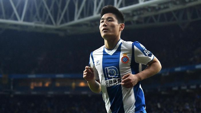 Wu Lei menjadi pesepakbola China pertama yang mencetak gol ke gawang Barcelona di semua kompetisi (Foto: David Ramos/Getty Images)