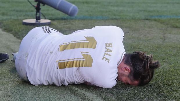 Real Madrid's Gareth Bale lies on the pitch after a tackle during a Spanish La Liga soccer match between Getafe and Real Madrid at the Coliseum Alfonso Perez stadium in Getafe, Spain, Saturday, Jan. 4, 2020. (AP Photo/Paul White)