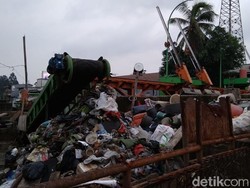 Sampah Menggunung di Tepi Kali Grogol Usai Banjir Surut