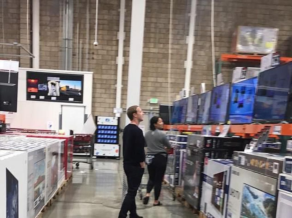 Zuckerberg dan Istri Kepergok Belanja di Toko Diskon Zuckerberg dan Istri Kepergok Belanja di Toko Diskon