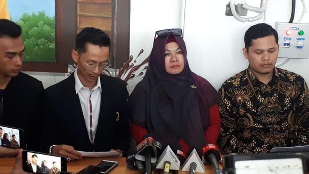 Konferensi pers Ibunda Medina Zein