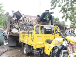 Petugas Angkut 58 Ton Sampah Bekas Banjir Bandang Bandung Barat