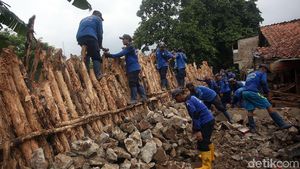 Melihat Pembangunan Turap Sementara di Jakarta Selatan