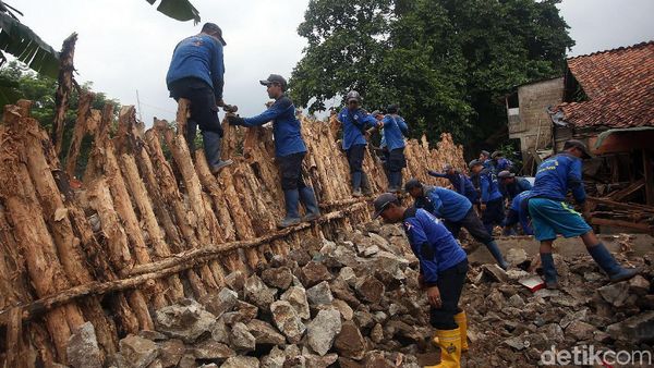Melihat Pembangunan Turap Sementara di Jakarta Selatan