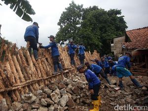 Melihat Pembangunan Turap Sementara di Jakarta Selatan