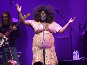 Mengenal Lebih dalam Yola yang Bersuara Merdu