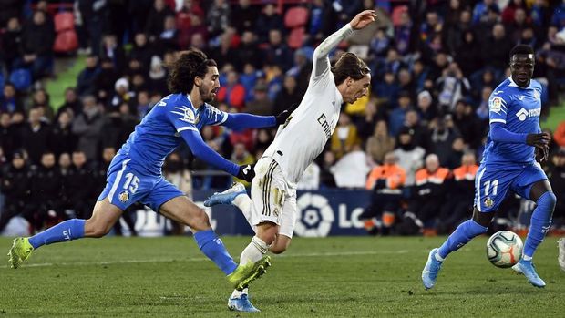 Real Madrid's Croatian midfielder Luka Modric (C) scores his goal during the Spanish league football match between Getafe CF and Real Madrid CF at the Col. Alfonso Perez stadium in Getafe on January 4, 2020. (Photo by OSCAR DEL POZO / AFP)