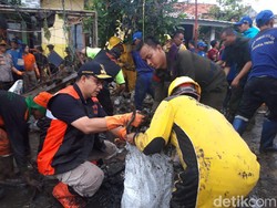 Ikut Kerja Bakti, Anies Bersihkan Sampah Berlumpur Sisa Banjir di Jaktim