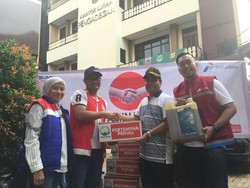 Banjir Surut, Pertamina Salurkan Alat Kebersihan ke Warga Pengadegan